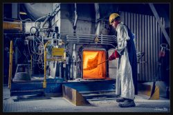 Industrieel-Operator-bij-smeltoven-in-fabriek