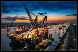 Industrieel-Sleipnir-in-Calandkanaal-bij-zonsondergang-drone