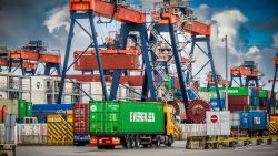 Vrachtwagen met container in Hutchison Terminal