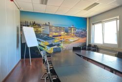 Wanddecoratie---drone-foto-op-doek-over-ele-muur-vergaderzaal