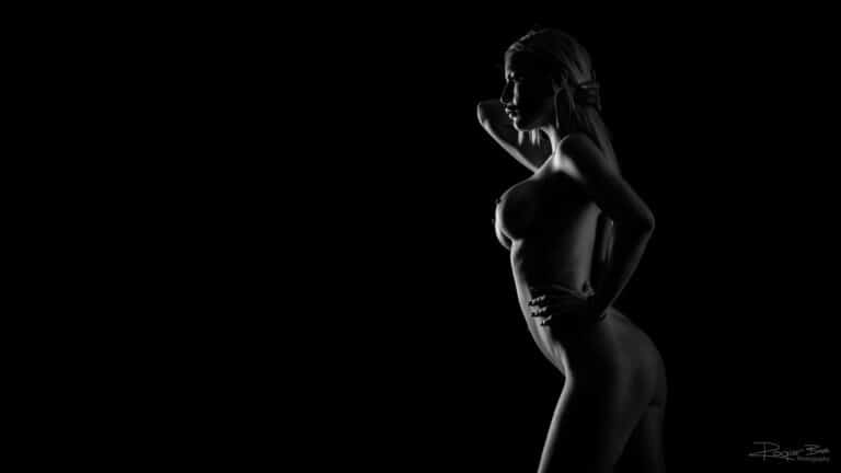 Sensuele boudoirfotografie van een mooie escort dame. Foto gemaakt in de studio.