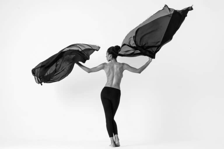 Boudoir shoot met danser met doeken in de studio.