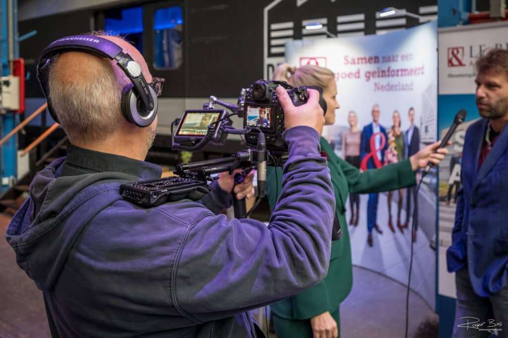 Evenement fotograaf neemt interview op voor aftermovie.