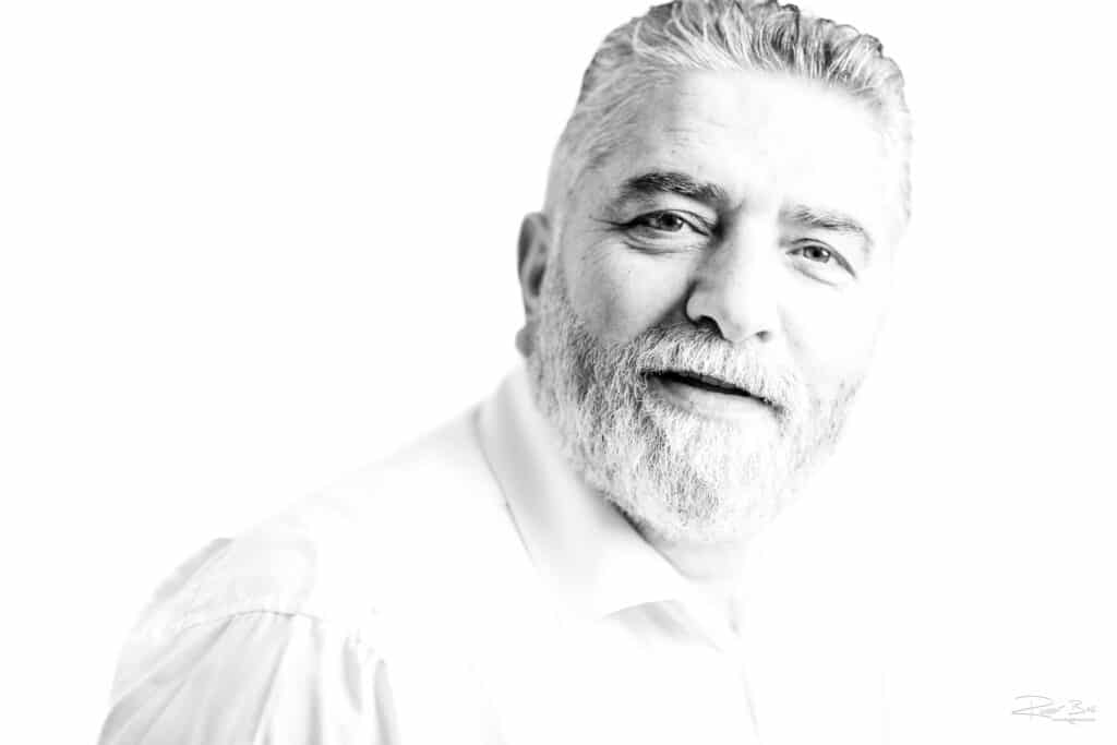 Highly zwartwit portret van man met baard. Onderdeel van een portretfotografie opdracht over vluchtelingen in Nederland en de ondernemers die hen helpen.