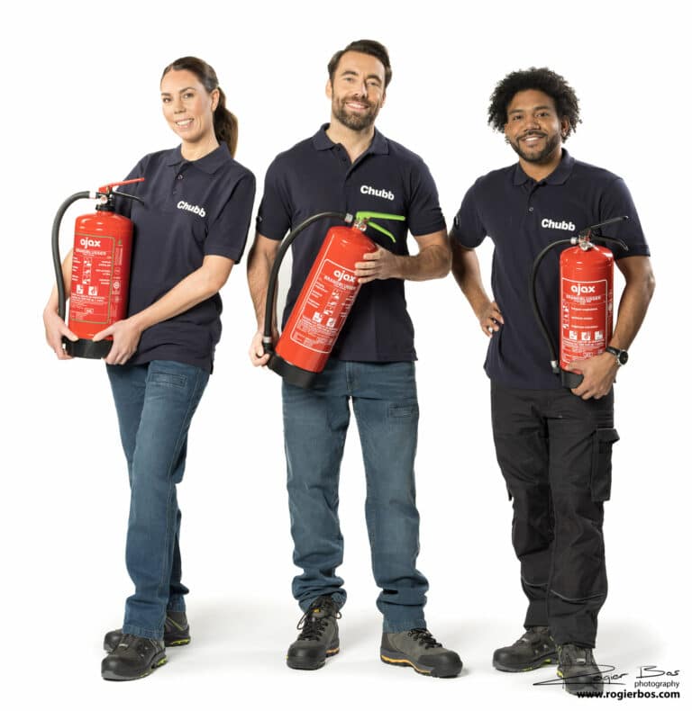 Reclamefotografie in de studio: drie modellen met brandveiligheidsproduct
