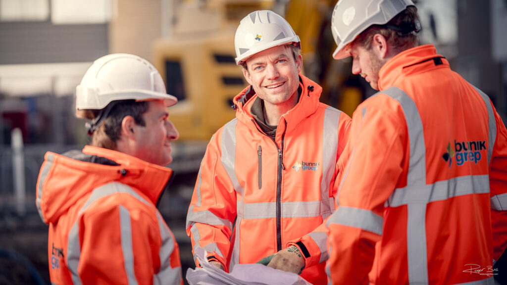 Fotografie voor wervingscampagne voor gebiedsbeheer, infra, milieu en groenvoorziening. Portret van medewerkers in overleg.