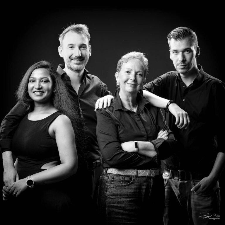 Familieportret in stoer zwartwit, gemaakt in de studio.