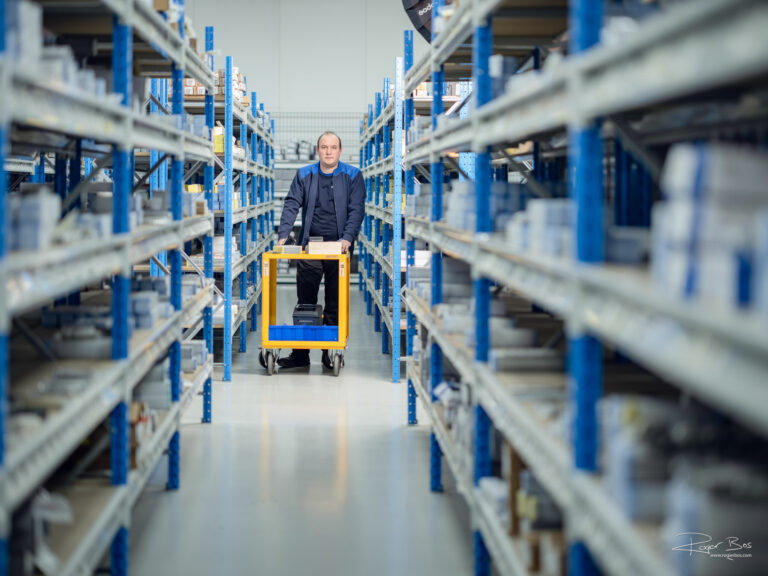 Elk industrieel bedrijf heeft een magazijn. Mooie foto's maken van een magazijn is een kunst.