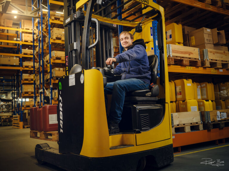 Portretfotografie voor werving van nieuw personeel: heftruck chauffeur in magazijn