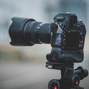 Camera zonder fotograaf, maar met plakband.