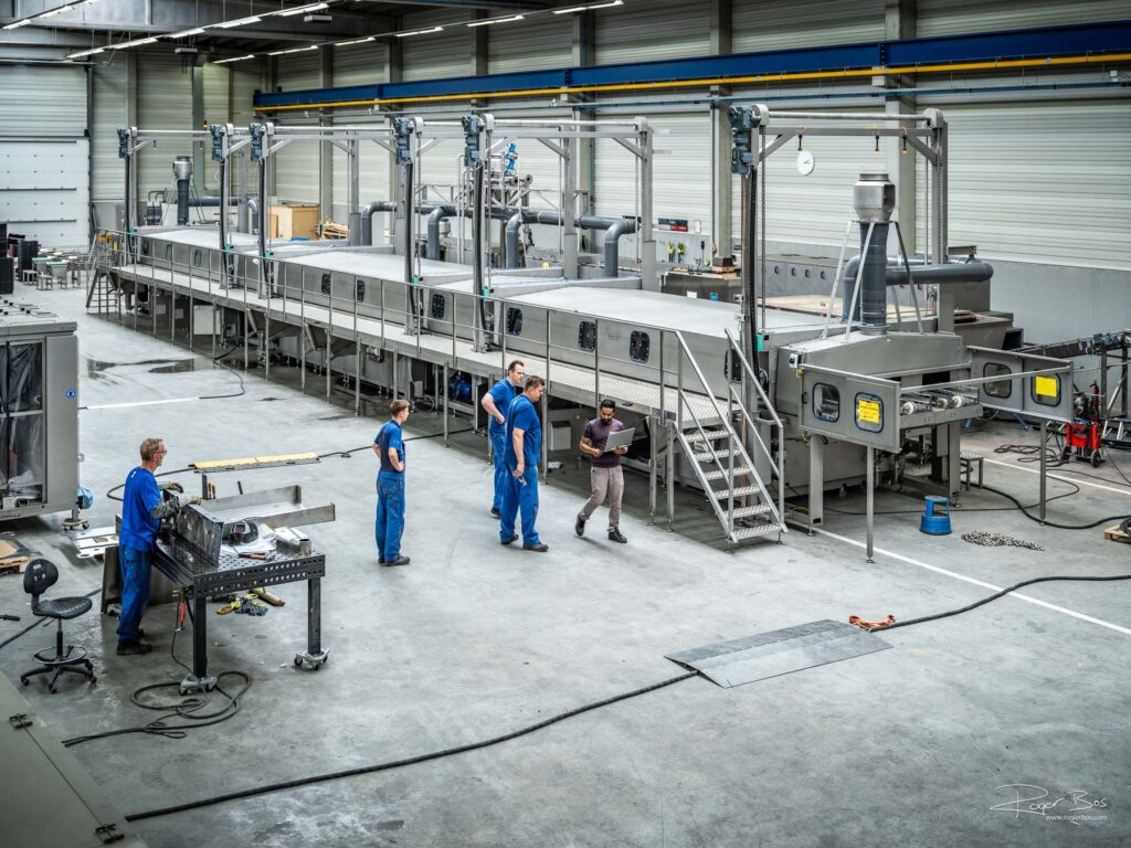 Om een productiehal er netjes en ordelijk uit te laten zien moet je als fotograaf die van techniek houdt, een behoorlijke kennis van Photoshop hebben...