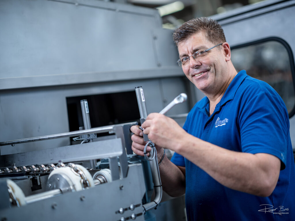 Fotografie van monteurs en technici die met vakkennis, enthousiasme en passie met techniek bezig zijn!