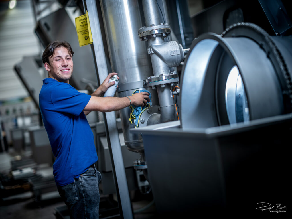 Fotografie van monteurs en technici die met vakkennis, enthousiasme en passie met techniek bezig zijn!