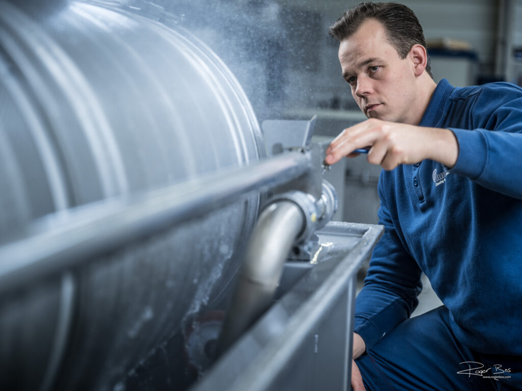 Foto van een was/spoel turbine. Je ziet de waterdruppels vliegen. Technische fotografie van een machine voor industrieel gebruik.