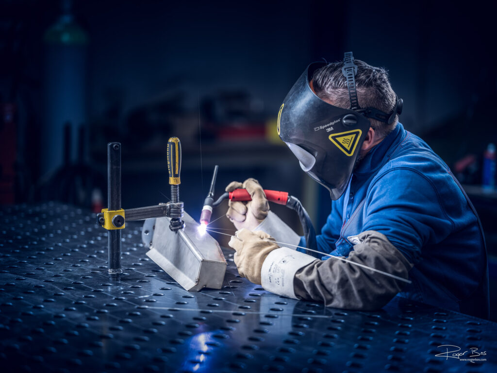 Elke onderdeel van een industriële reinigings- en handlingsysteem wordt gebouwd en getest in de fabriek van Numafa. Zo zijn er op elk moment een aantal lassers aan het werk om onderdelen te assembleren.