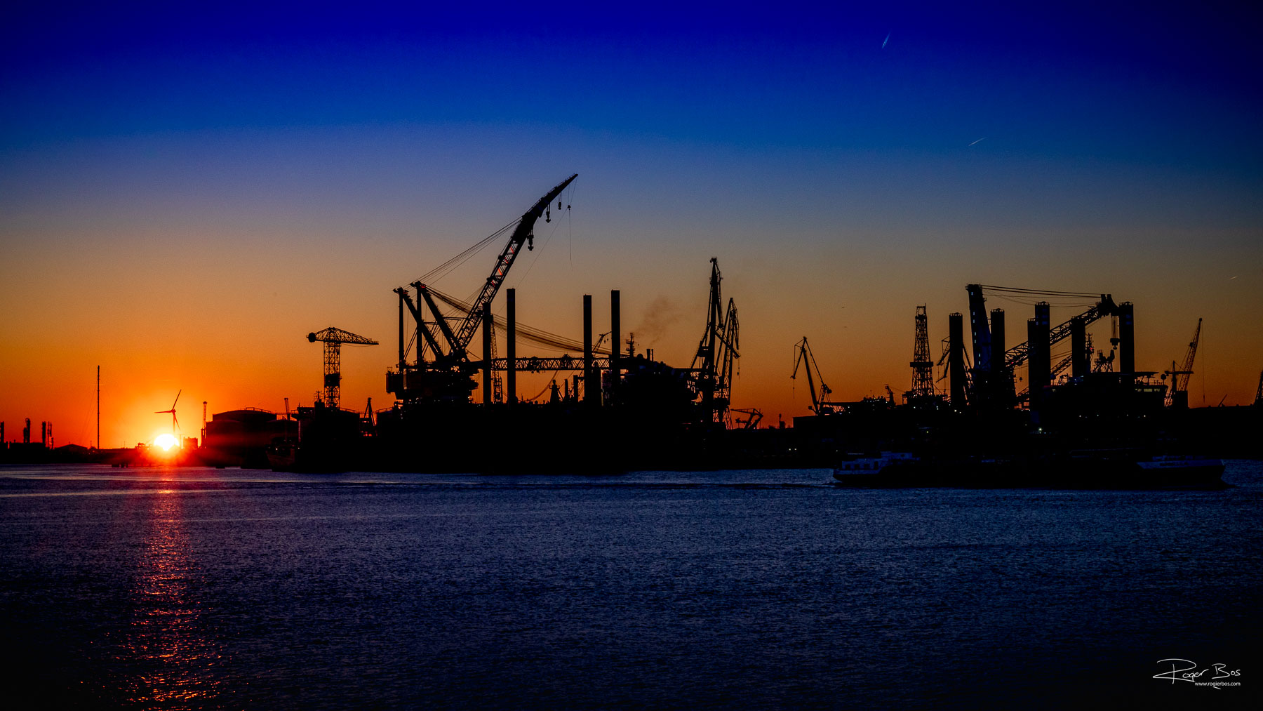 Damen Shipyards bij zonsondergang in de Botlek in de haven van Rotterdam.