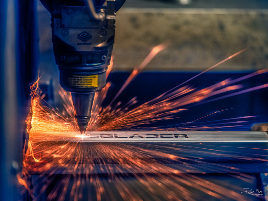 Lasertechniek - snijden in de machine. Fotografie van productie met laser is een aparte vaardigheid.