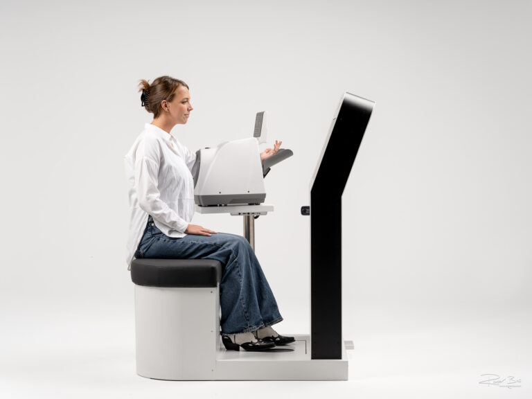 Productfoto met model een apparaat dat diverse biomedische gegevens meet van patienten.