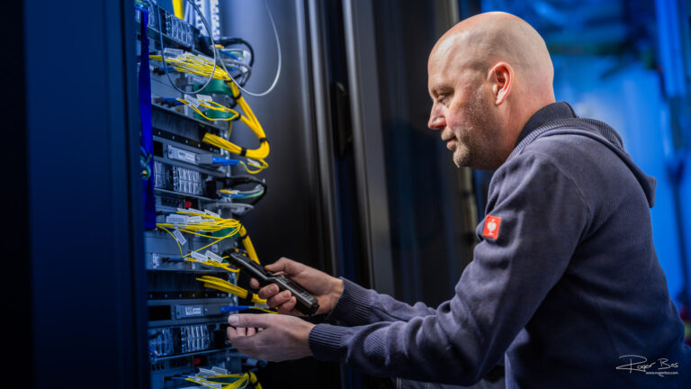 Foto van glasvezelmonteur in een datacentrum. Foto opdracht voor Vis glasvezeltechniek in Waddinxveen
