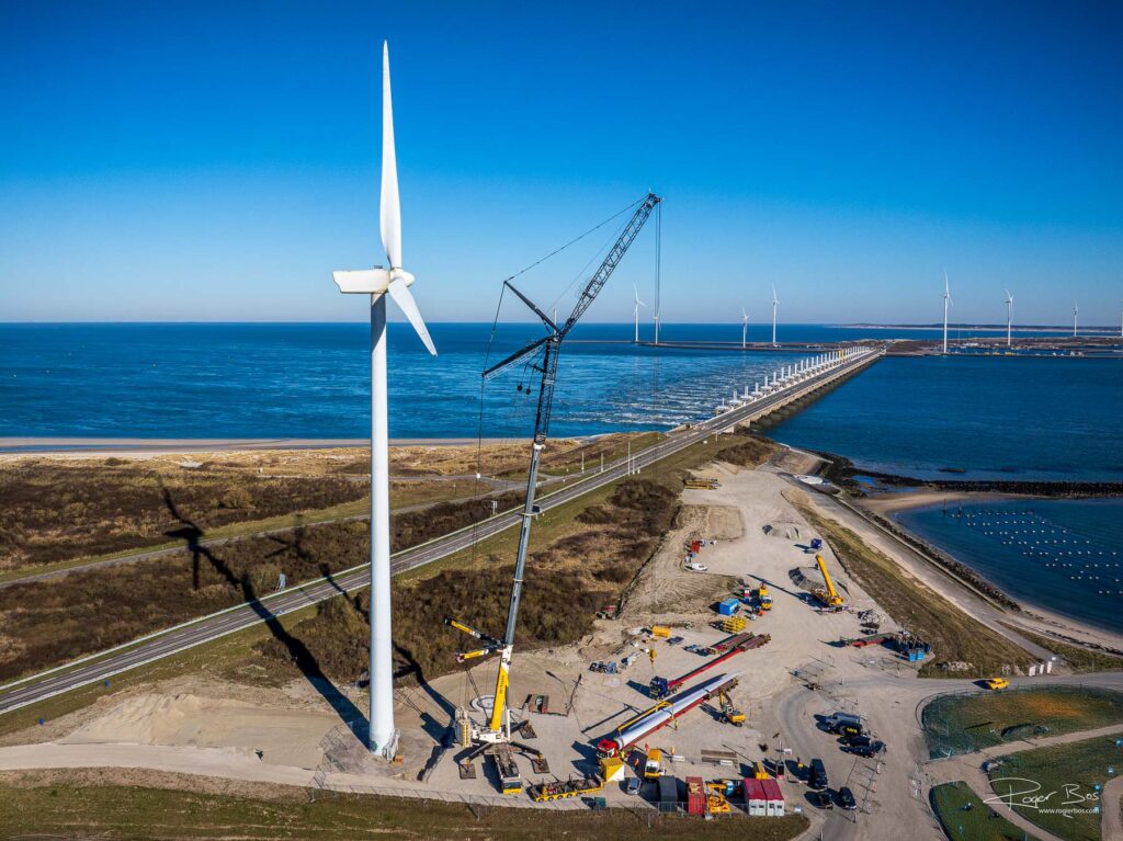 Windmolen bij stormvloedkering krijgt nieuwe weken. Drone fotografie in de energietransitie.
