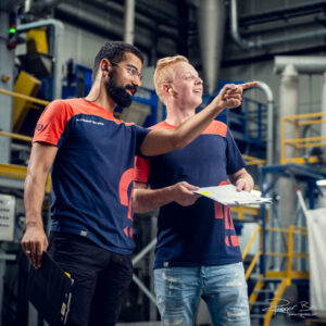 Fotografie van medewerkers die samenwerken in de fabriek - spontane portretfotografie op industriële locaties.