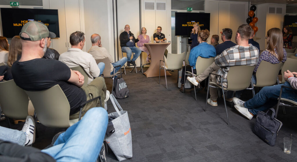 Rogier neemt deel aan forum over tarieven op beurs voor professionele fotografen.