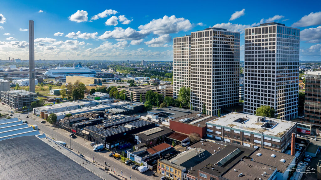 Dronefoto van de fotostudio in het Merwede Vierhavengebied, dicht tegen Schiedam aan.