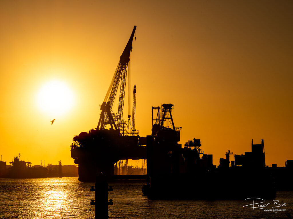 I love driving through the port of Rotterdam You come on the most amazing vessels and constructions. This is the semi-submersible crane vessel Balder, from Heerema Marine Contractors, in the Calandkanaal. Fotograaf: Rogier Bos
