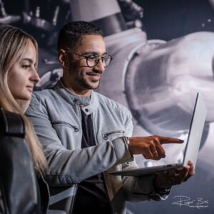 Tijdens de shoot kijkt een marketingmanager mee naar de beelden van de fotograaf.