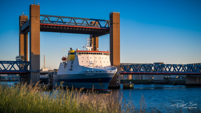 RoRo ferry Somerset verlaat ClDN Cargo bij Calandbrug in de haven van Rotterdam