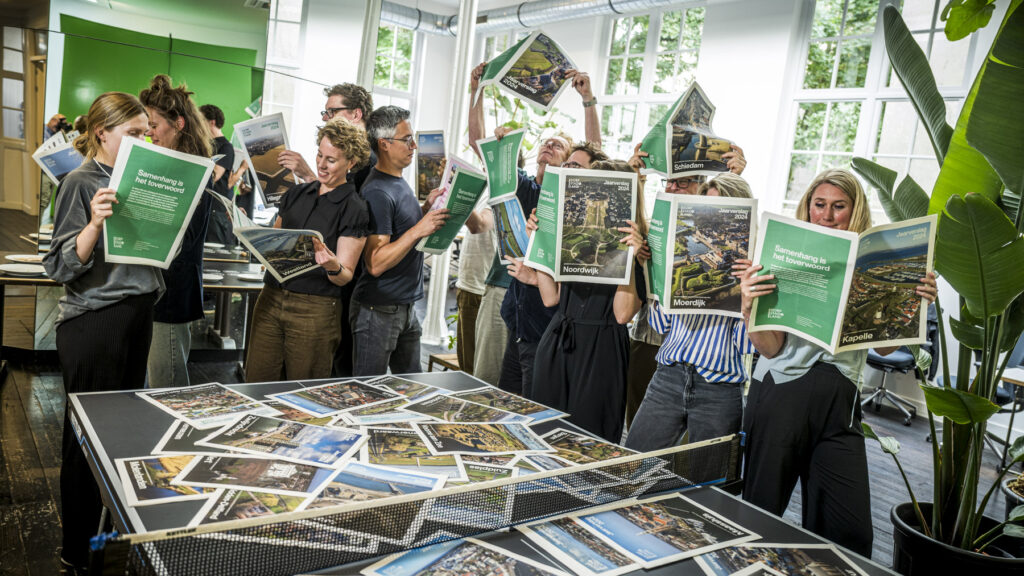 Borrel om te vieren dat de jaarkrant van Dorp, Stad en Land — in 59 edities! — is gedrukt en verzonden! Ik mocht voor alle 59 covers de fotografie verzorgen met mijn drone.