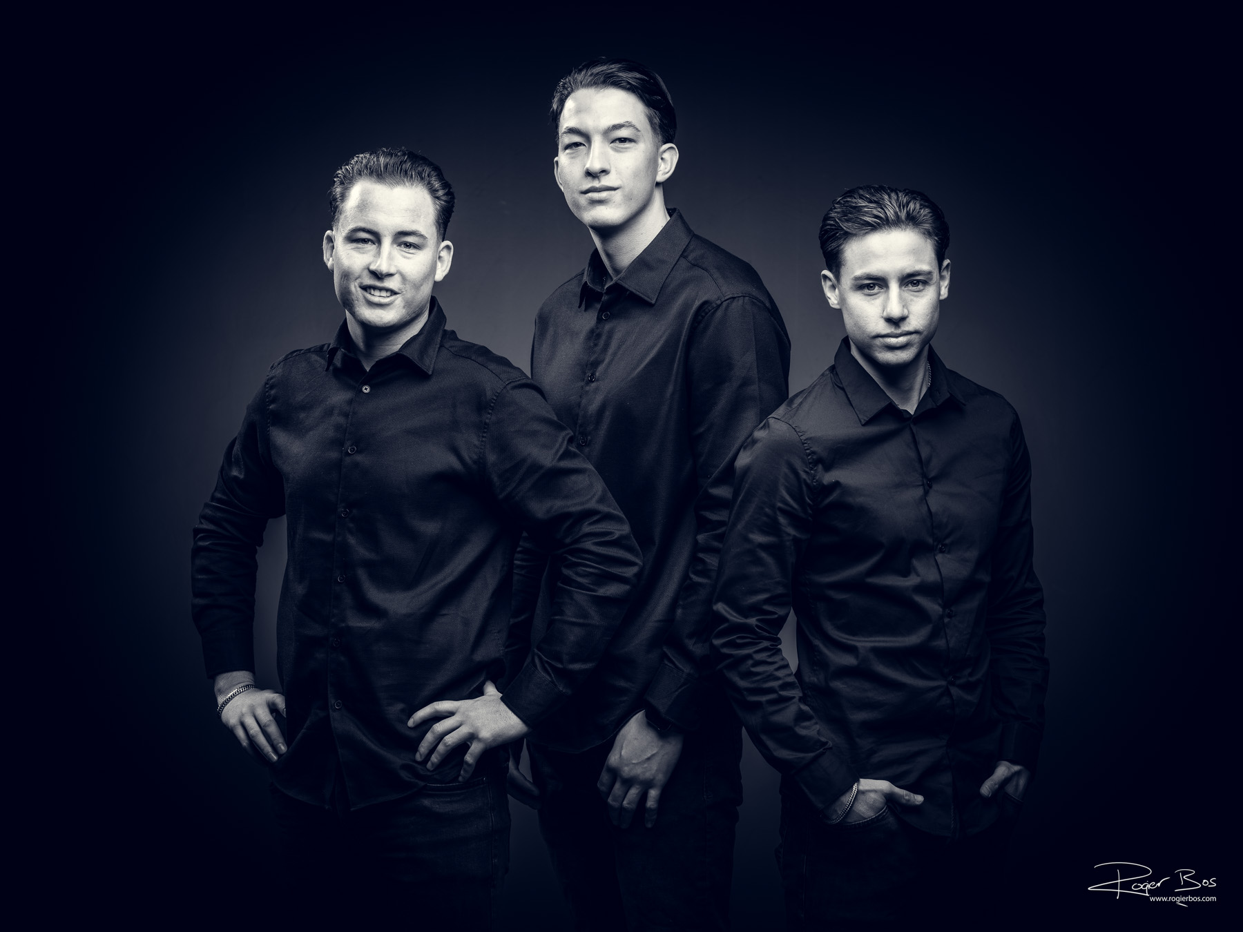 Familieportret van drie broers in de studio. Zwartwit, stoer, met Rembrandtlicht