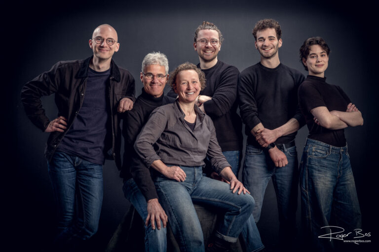 Familieportret klassiek met vier volwassenkinderen Rembrandtlicht