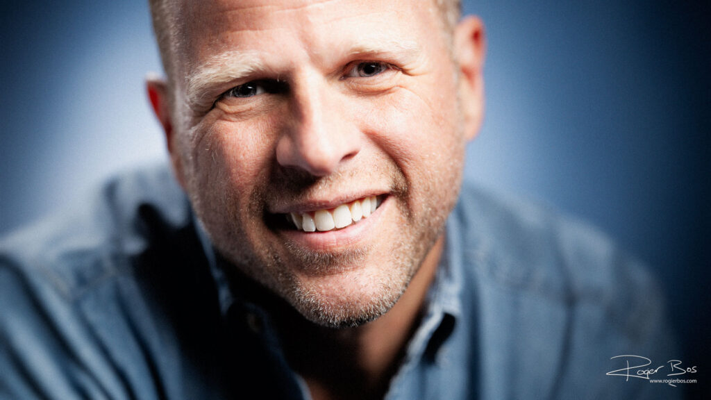 Hoe dichtbij kan een portret je brengen? Ik hou ervan om de kijker heel dichtbij te laten komen, en je echt in de ogen te laten kijken. De ogen zijn toch de spiegel van de ziel.