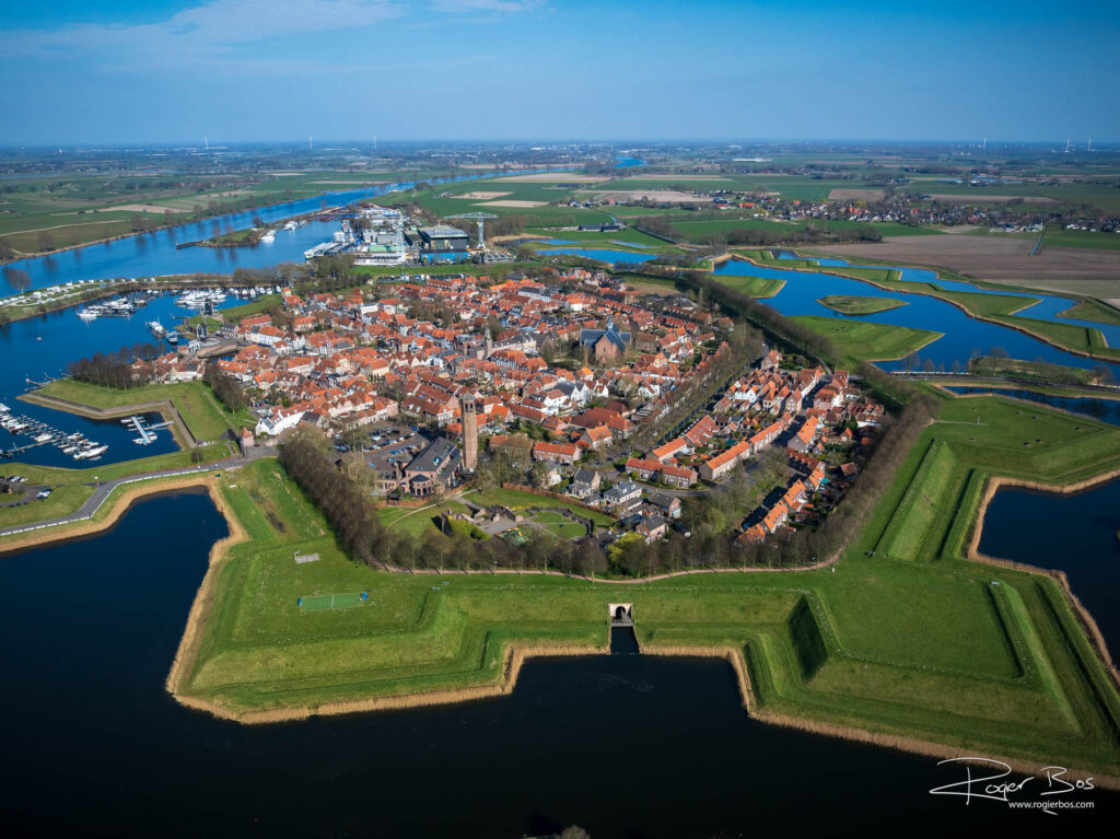 Dronefoto van Heusden met stervormige vestingwerken, grachten en historische binnenstad aan de Maas