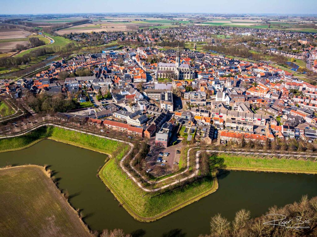 Dronefoto van Hulst in Zeeland met stervormige vestingstructuur, grachten en stadswallen rond het historische centrum