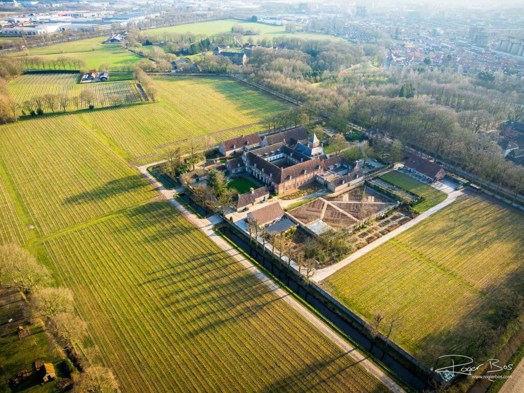 Dronefoto van klooster in Oosterhout, omringd door velden, bossen en landelijke rust in Noord-Brabant