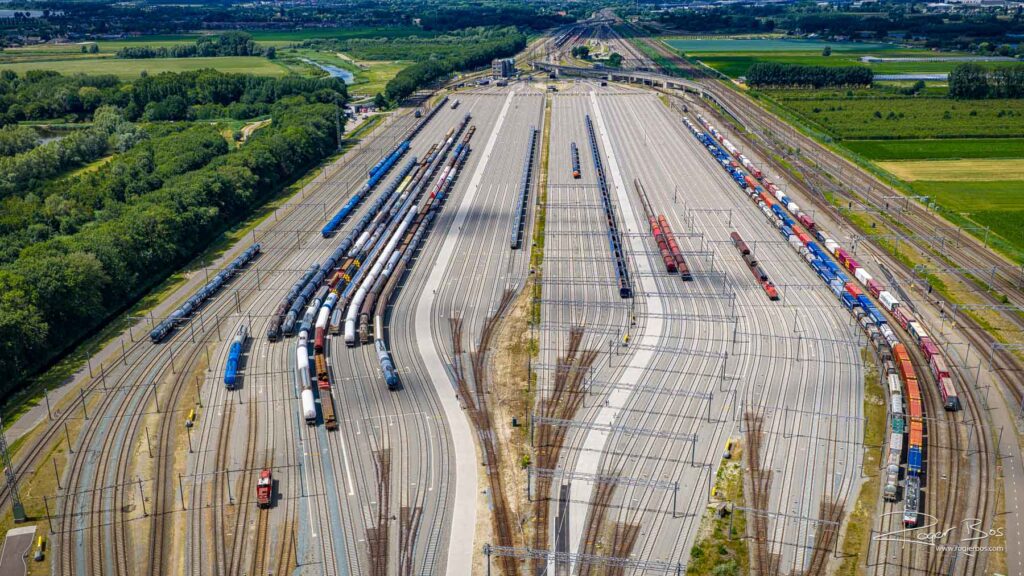 Luchtfoto van rangeerterrein Kijfhoek met goederentreinen, gemaakt door dronefotograaf gespecialiseerd in logistiek.