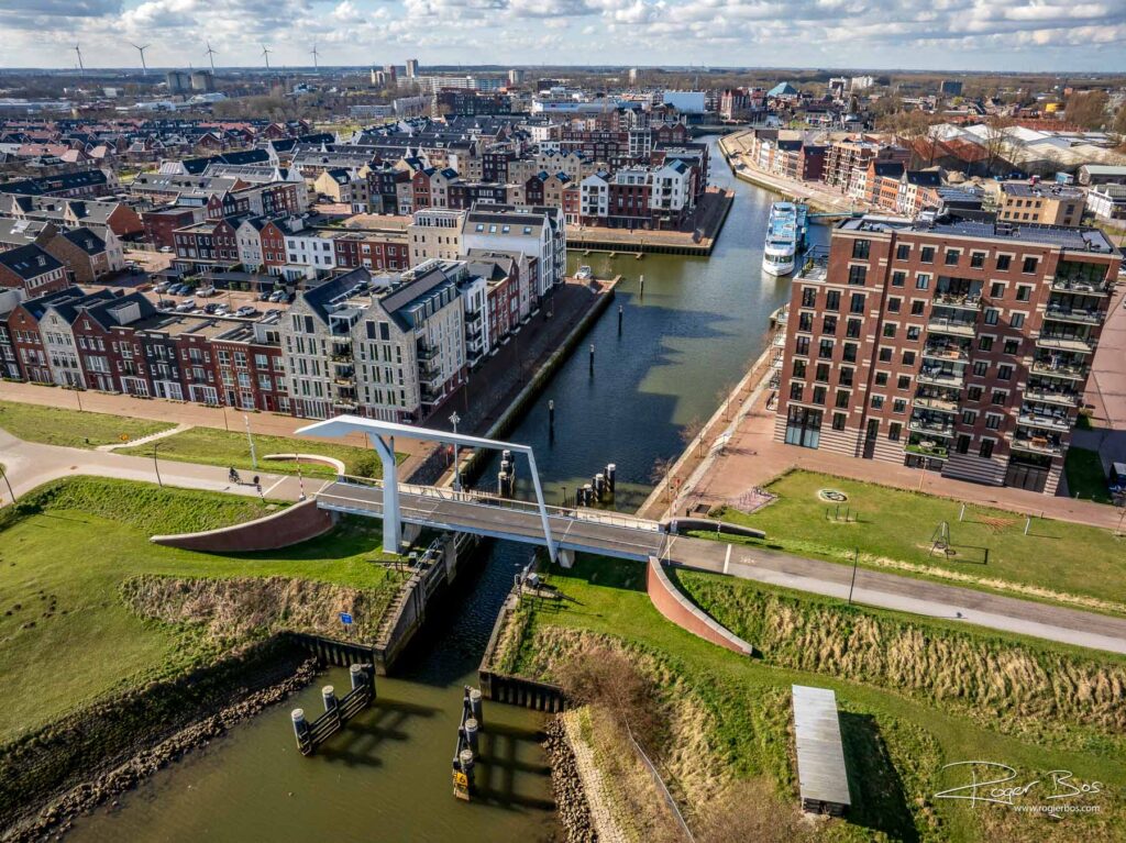Dronefoto van de haven van Spijkenisse met brug De Kraanvogel en moderne woonwijken aan het water