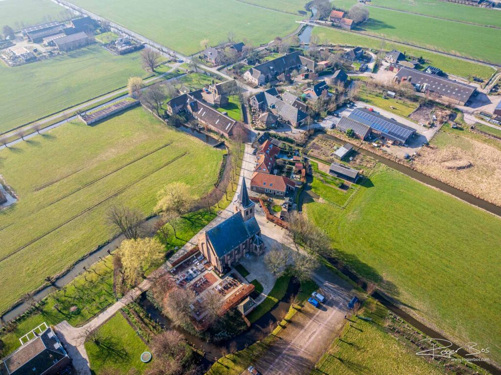 Dronefoto van ’t Woudt in Midden-Delfland, een klassiek Nederlands dorpje waar de tijd lijkt stil te staan
