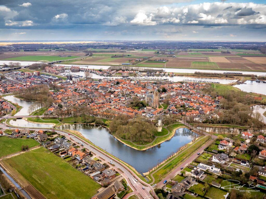 Dronefoto van Tholen in Zeeland met goed zichtbare verdedigingswerken, stadsgracht en historische binnenstad