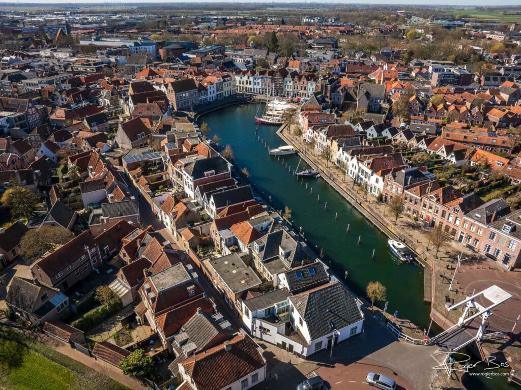 Dronefoto van Goes in Zeeland met de haven midden in het historische stadscentrum omringd door monumentale panden