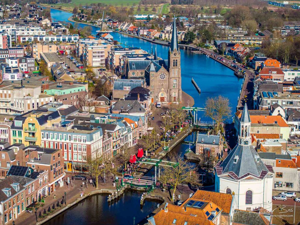 Dronefoto van Voorburg-Leidschendam met gezellige terrasjes, ophaalbruggen en een sluis tussen twee kerken