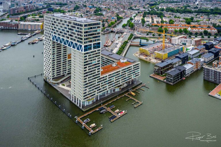 Luchtfoto van het iconische Pontsteiger gebouw in Amsterdam, gelegen aan het IJ bij de Houthavens, geschikt voor grootformaat print