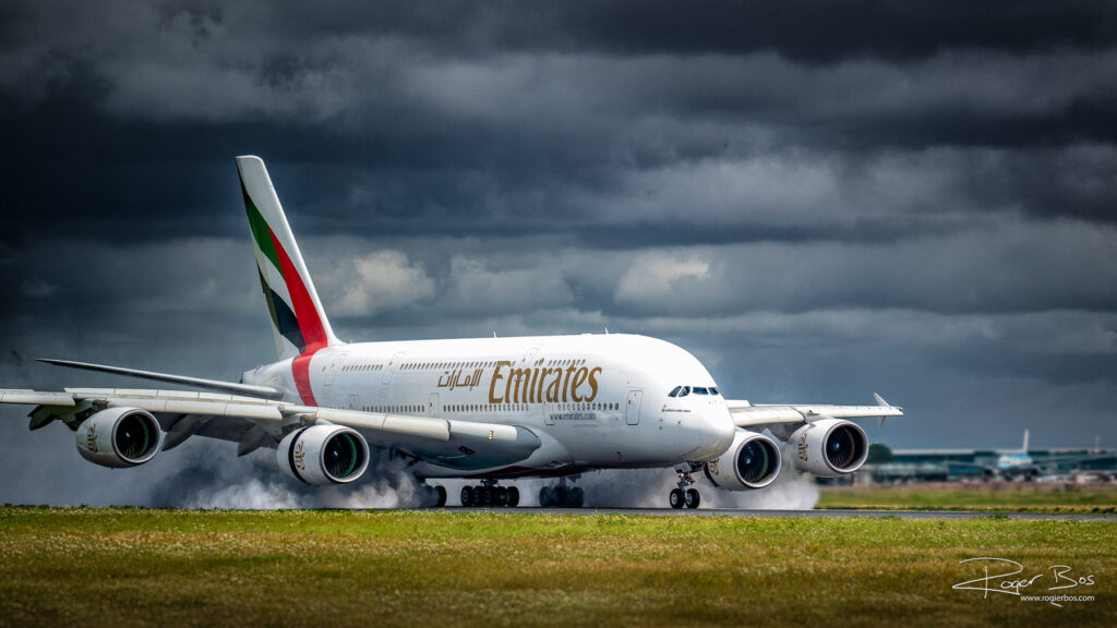 Emirates Airbus A380 landt op Schiphol met rook van de banden, gefotografeerd door een professionele fotograaf gespecialiseerd in verkeer, transport en luchtvaart.