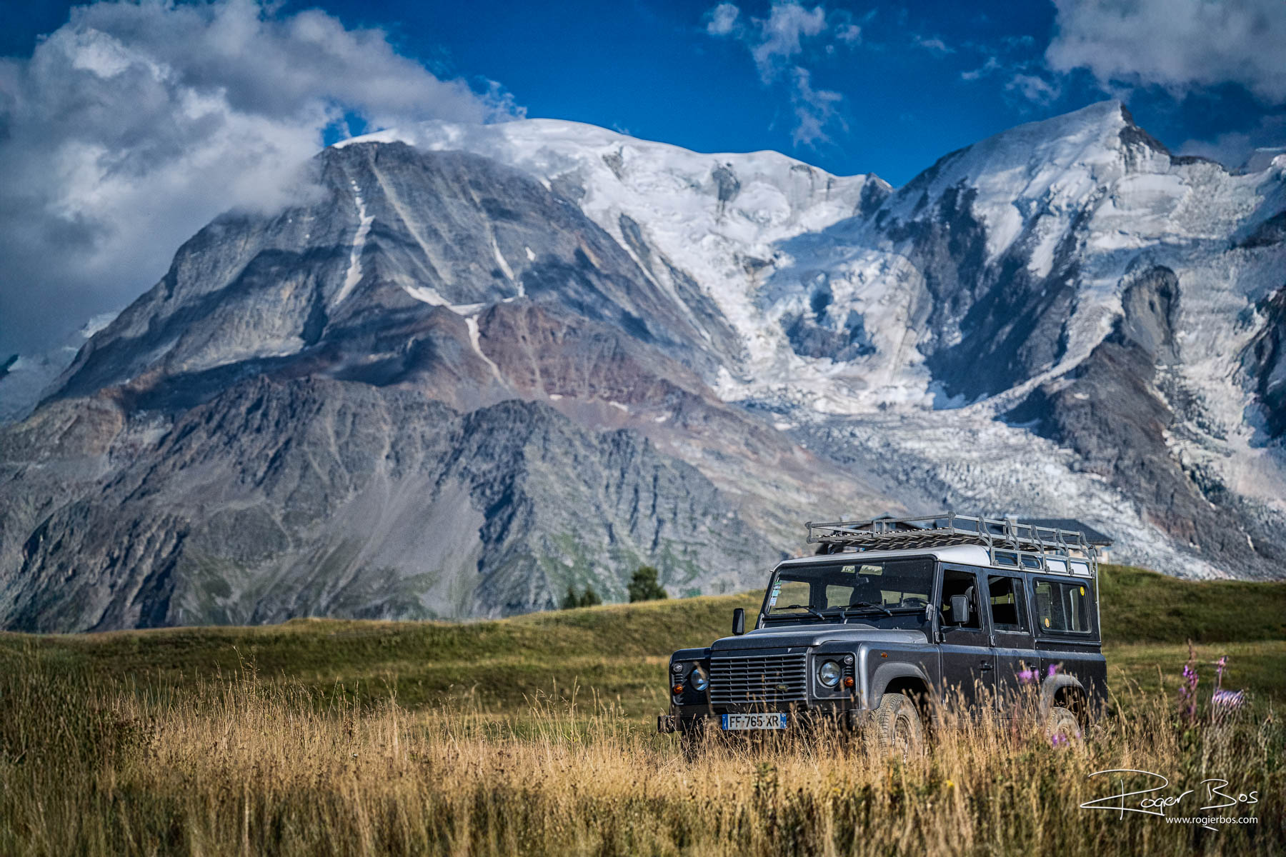 Land Rover Defender op Mont Blanc – professionele automotive fotografie in de bergen