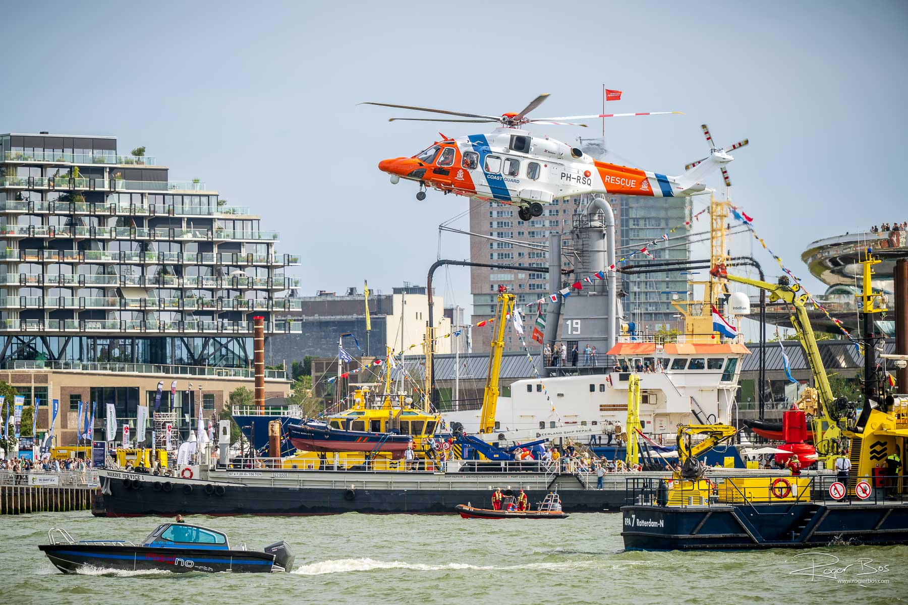 Kustwacht helikopter boven de haven tijdens Wereldhavendagen in Rotterdam gefotografeerd door professioneel fotograaf