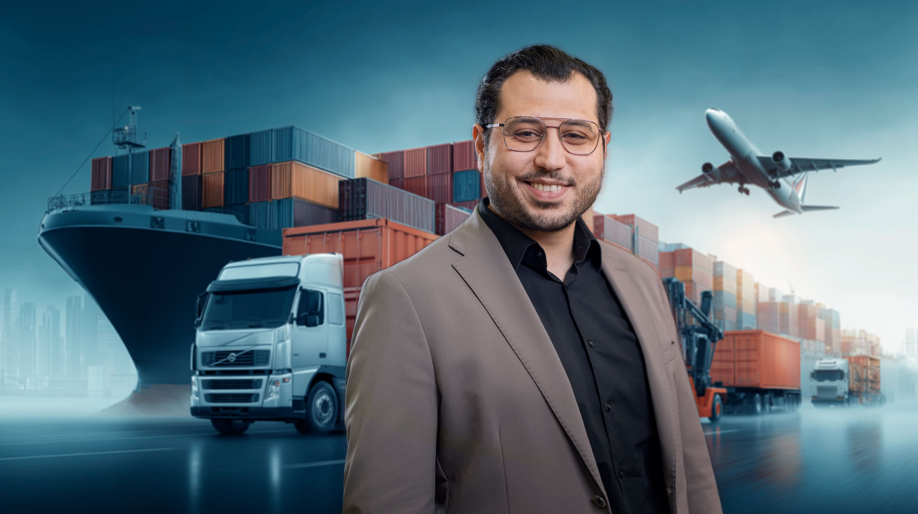 Portret van man werkzaam in logistiek, met AI gegenereerde achtergrond van containers, vrachtwagens, schip en vliegtuig.