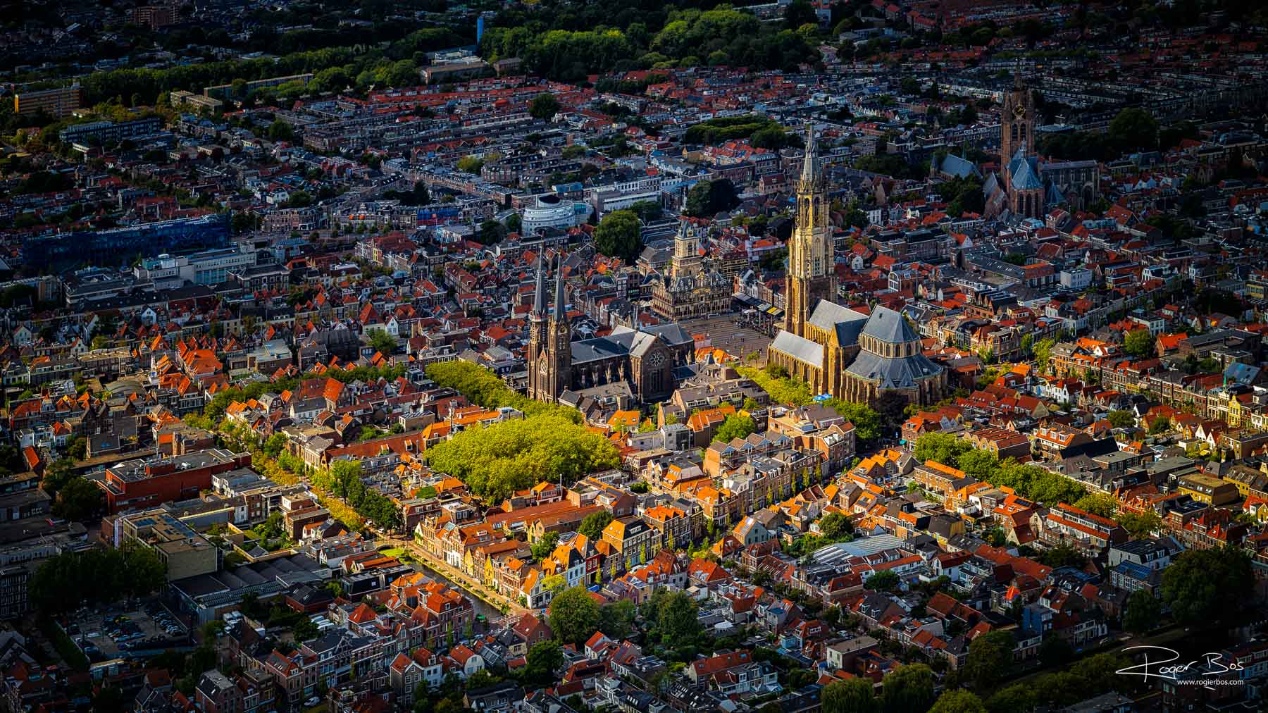 Luchtfoto van Delft met Nieuwe Kerk en Oude Kerk, gemaakt door professioneel luchtfotograaf in regio Rotterdam