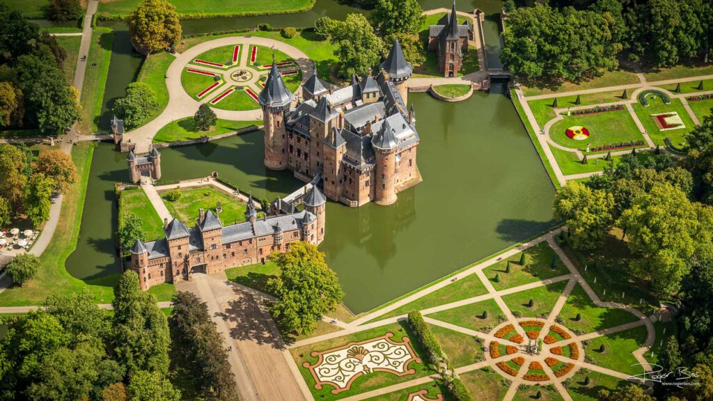 Luchtfoto van Kasteel de Haar in Haarzuilens bij Utrecht, gemaakt door professioneel luchtfotograaf